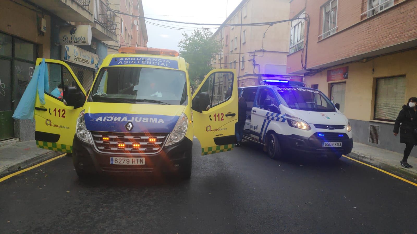 Ambulancia y Policía Municipal en el barrio de Los Bloques