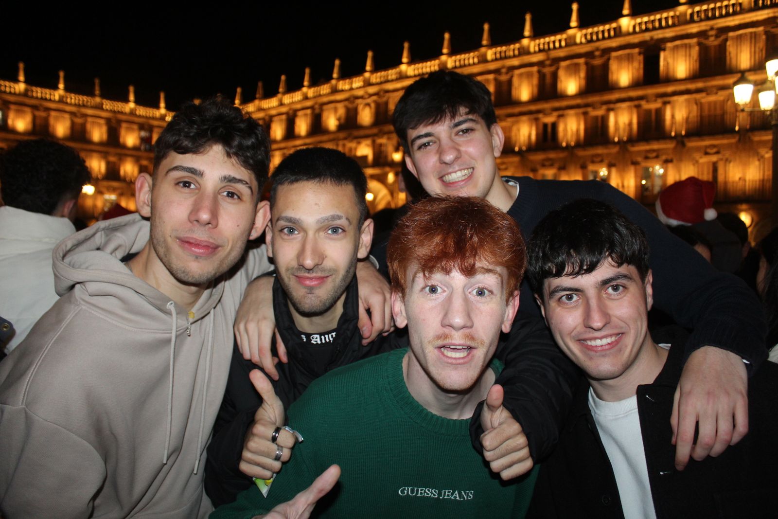 Miles de personas disfrutan de las campanadas y la fiesta del Fin de Año Universitario