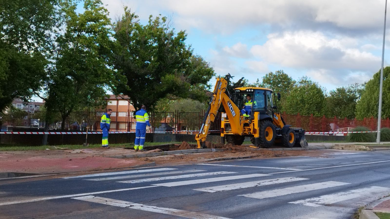 Técnicos trabajan tras la inundación en la avenida Lasalle Técnicos trabajan tras la inundación en la avenida Lasalle