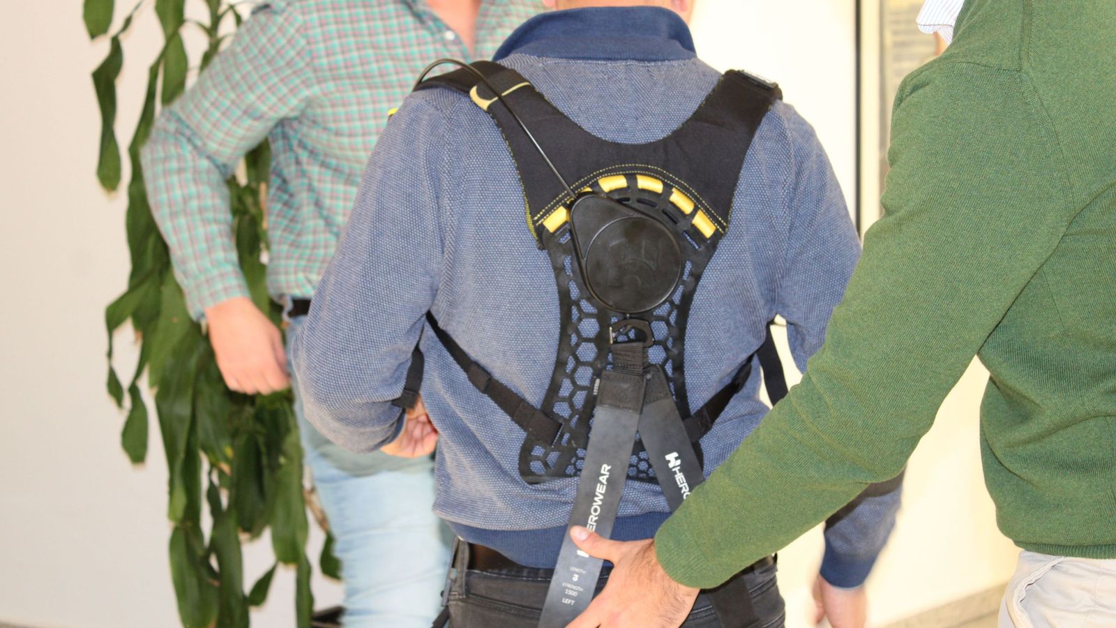 Demostración del funcionamiento de exoesqueletos industriales