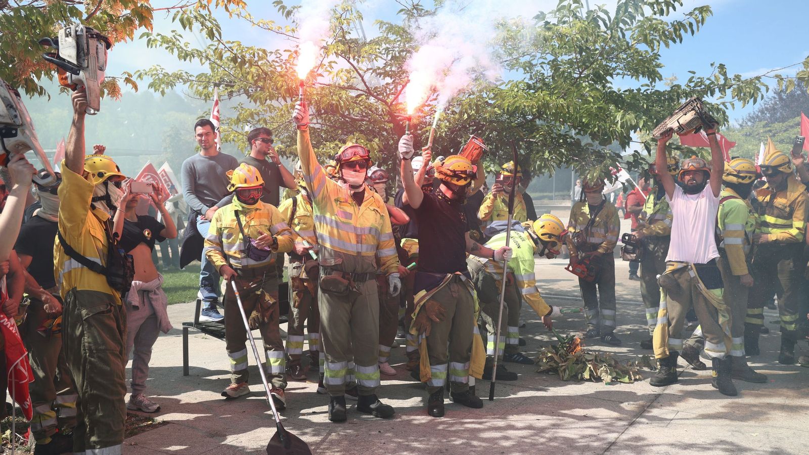 Los bomberos forestales se manifiestan en la puerta de Las Cortes