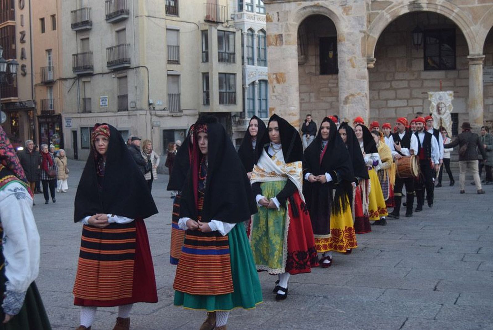 las-candelas-vuelven-a-unir-la-iglesia-de-san-juan-con-la-de-san-vicente-83