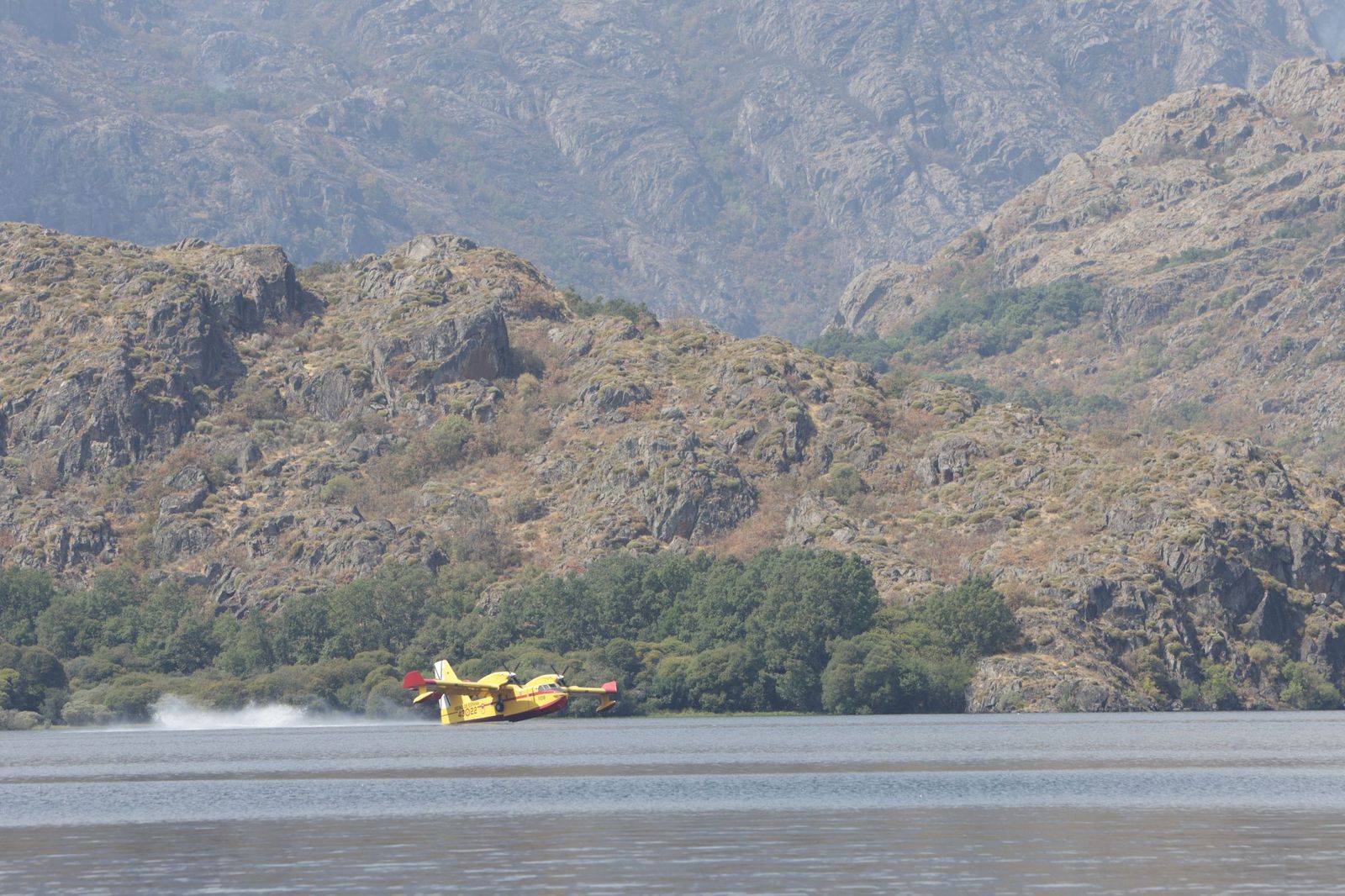 JL Leal / ICAL . Incendio en el parque natural del lago de Sanabria y Porto