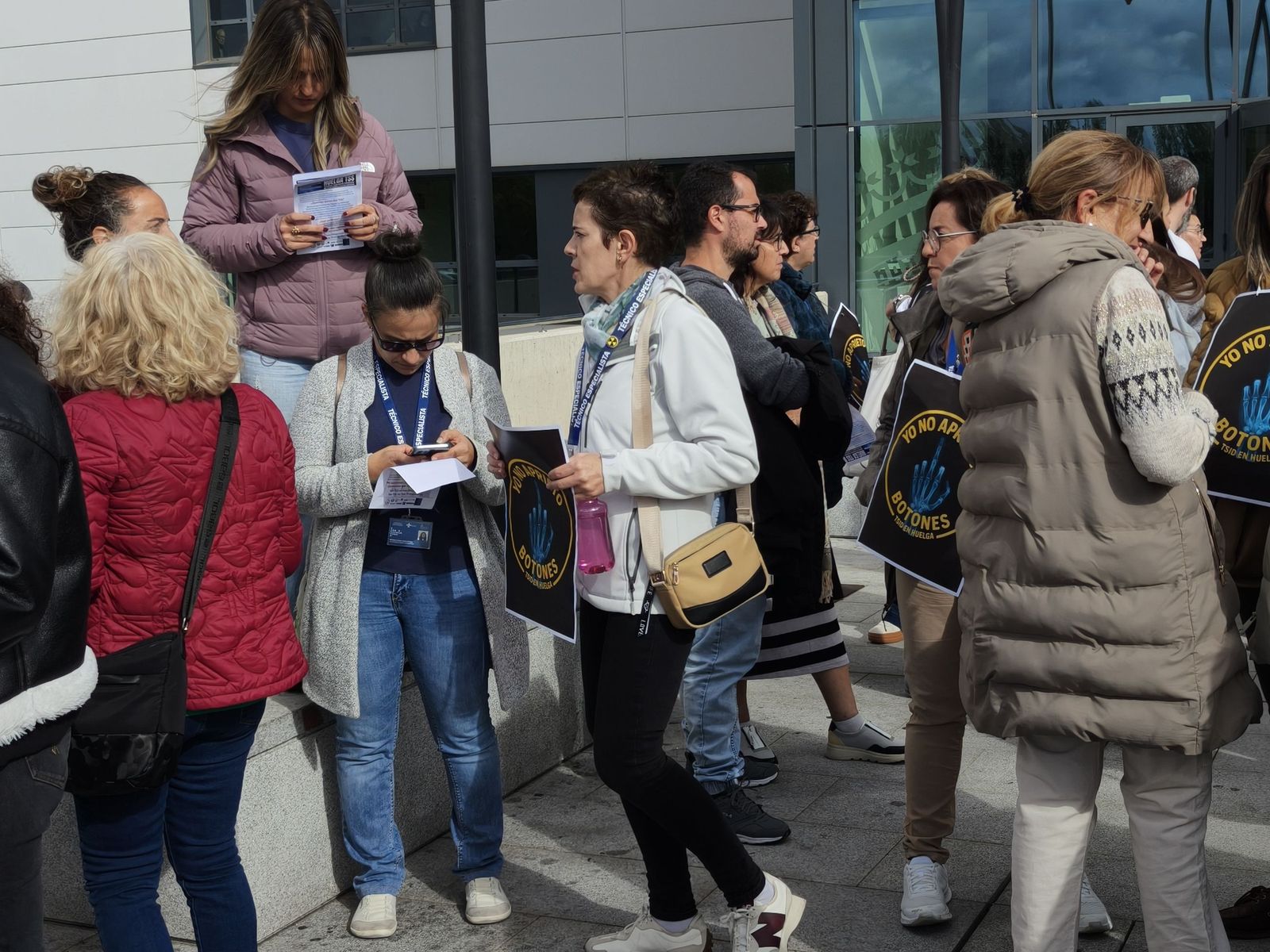 Los técnicos superiores sanitarios protestan a las puertas del hospital de Salamanca