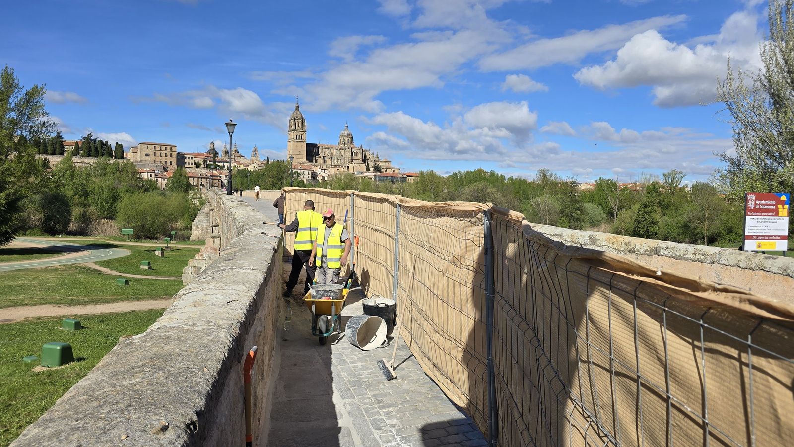 Comienzas las obras para reparar los pretiles del Puente Romano