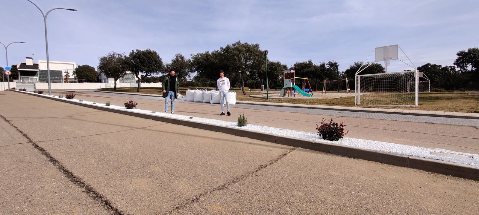 Los usuarios del Programa Mixto de Jardinería y Viverismo de Carrascal de Barregas mejoran el aspecto de la urbanización San Bárbara