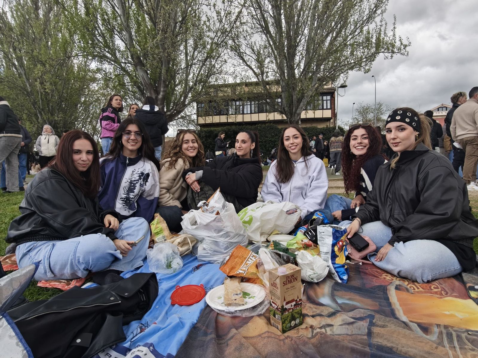 Un multitudinario Lunes de Aguas en Salamanca llena la ribera del Tormes