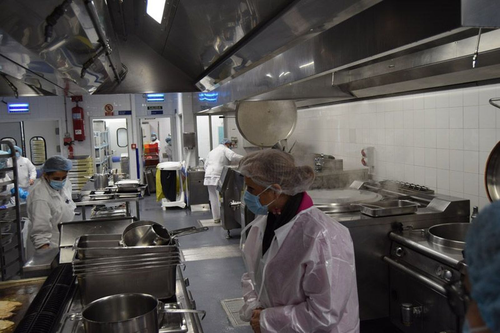la-delegada-territorial-leticia-garcia-visita-la-cocina-de-linea-fria-del-complejo-asistencial-de-zamora-tras-las-obras-de-mejora-46