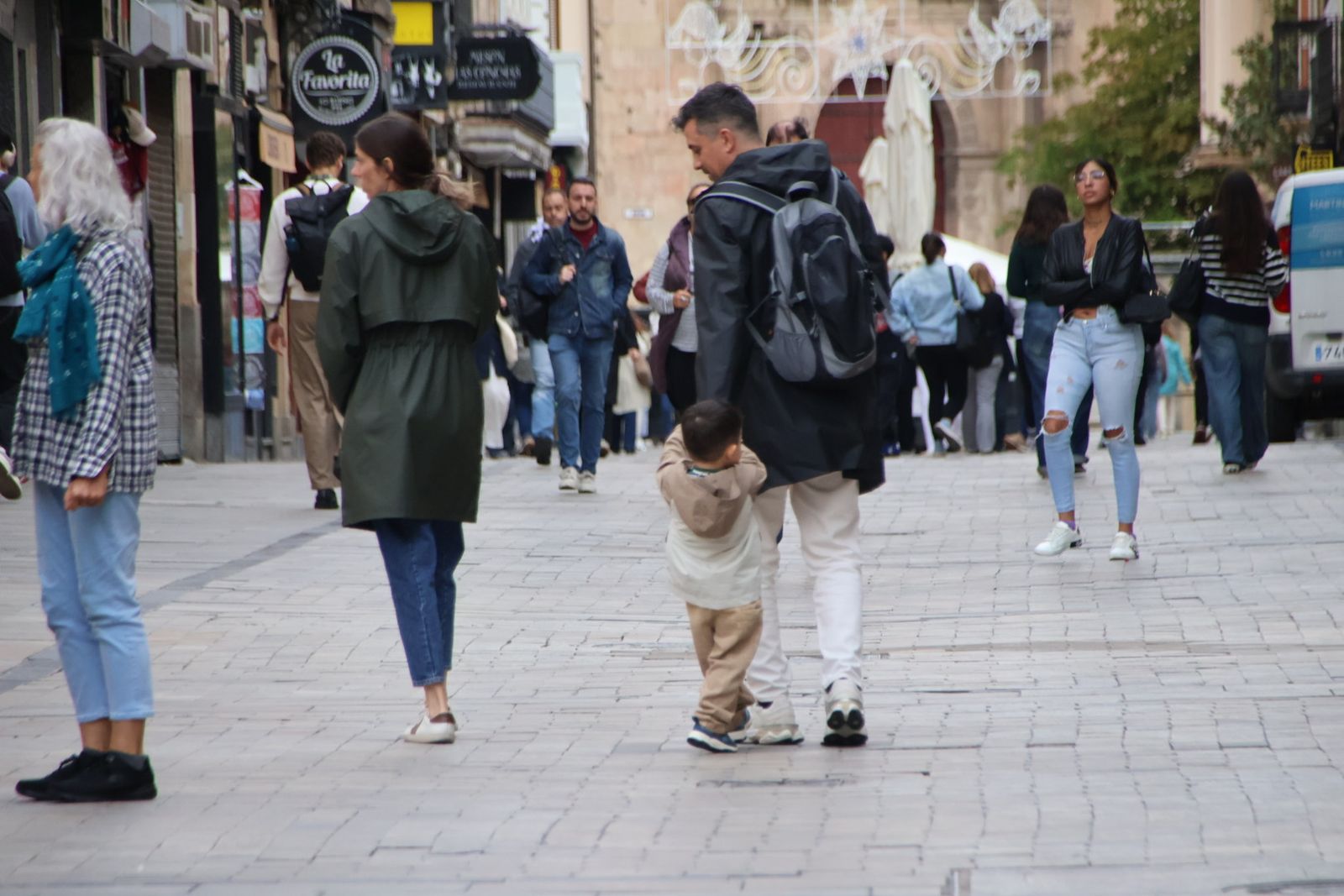 Padres con su hijo de paseo por Salamanca