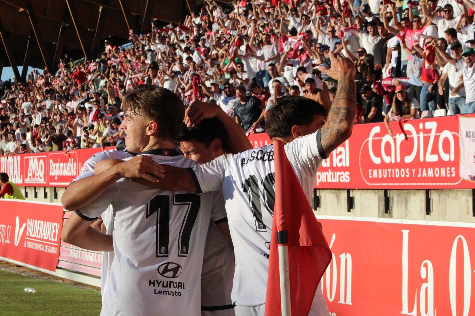Los jugadores de la Cultural celebra el gol de Chacón en el Ruta de la Plata | FOTO CYD LEONESA