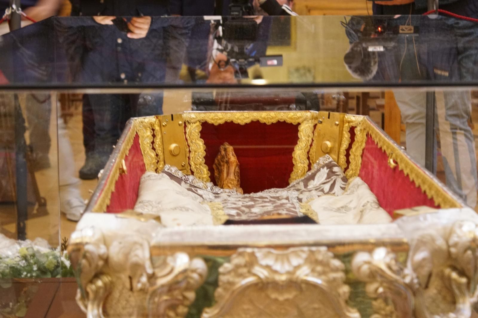 apertura-de-la-basilica-de-la-anunciacion-para-venerar-el-cuerpo-de-santa-teresa-en-alba-de-tormes-fotos-juanes-22