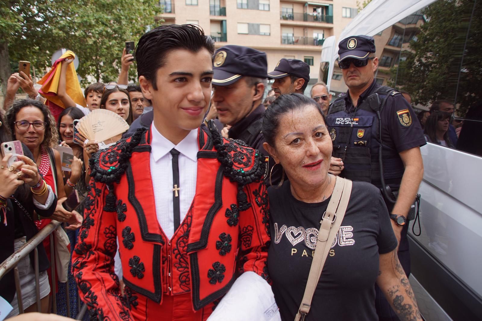 Gran ambiente en La Glorieta para la tarde de toros de Morante de la Puebla, Ismael Martín y Marco Pérez