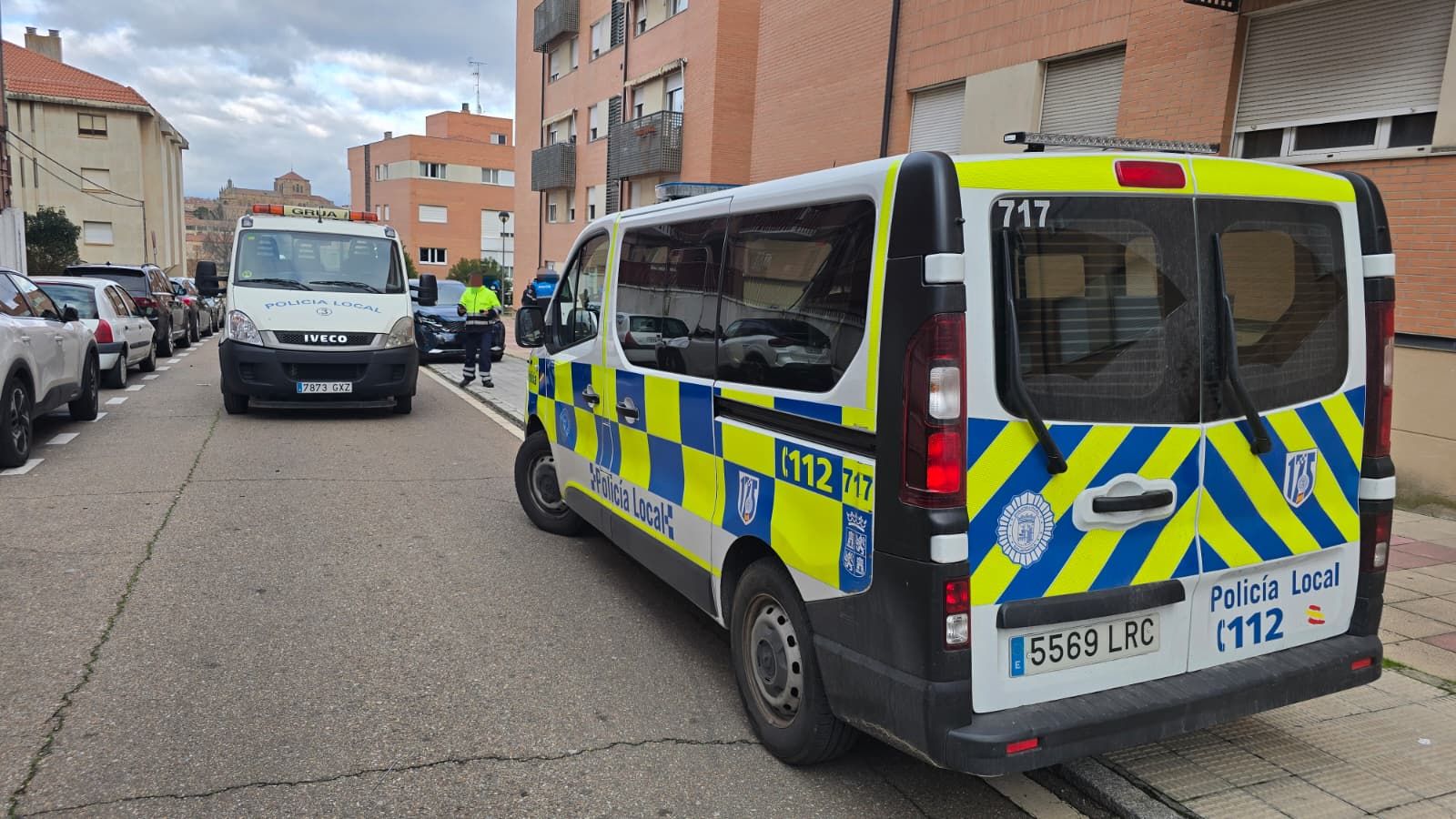 Un turismo choca contra un vehículo aparcado en el barrio del Tormes
