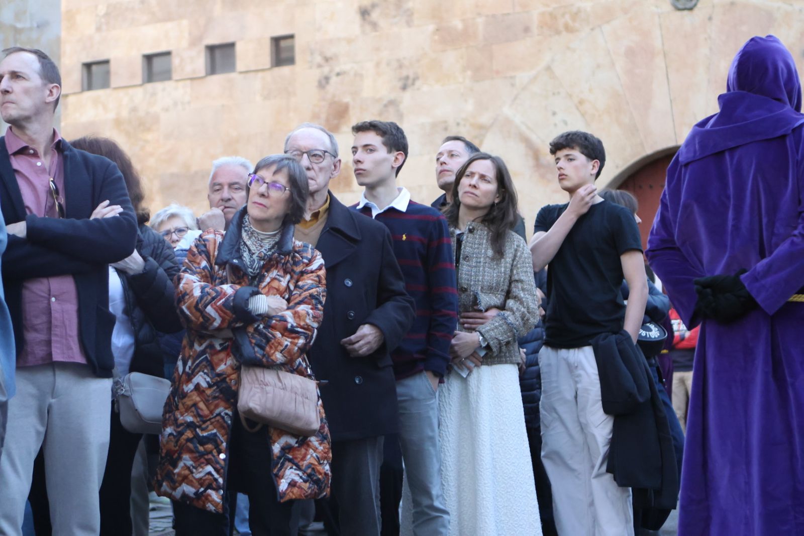 Jesús Rescatado procesiona en Salamanca con su nueva túnica y la atenta mirada de cientos de fieles