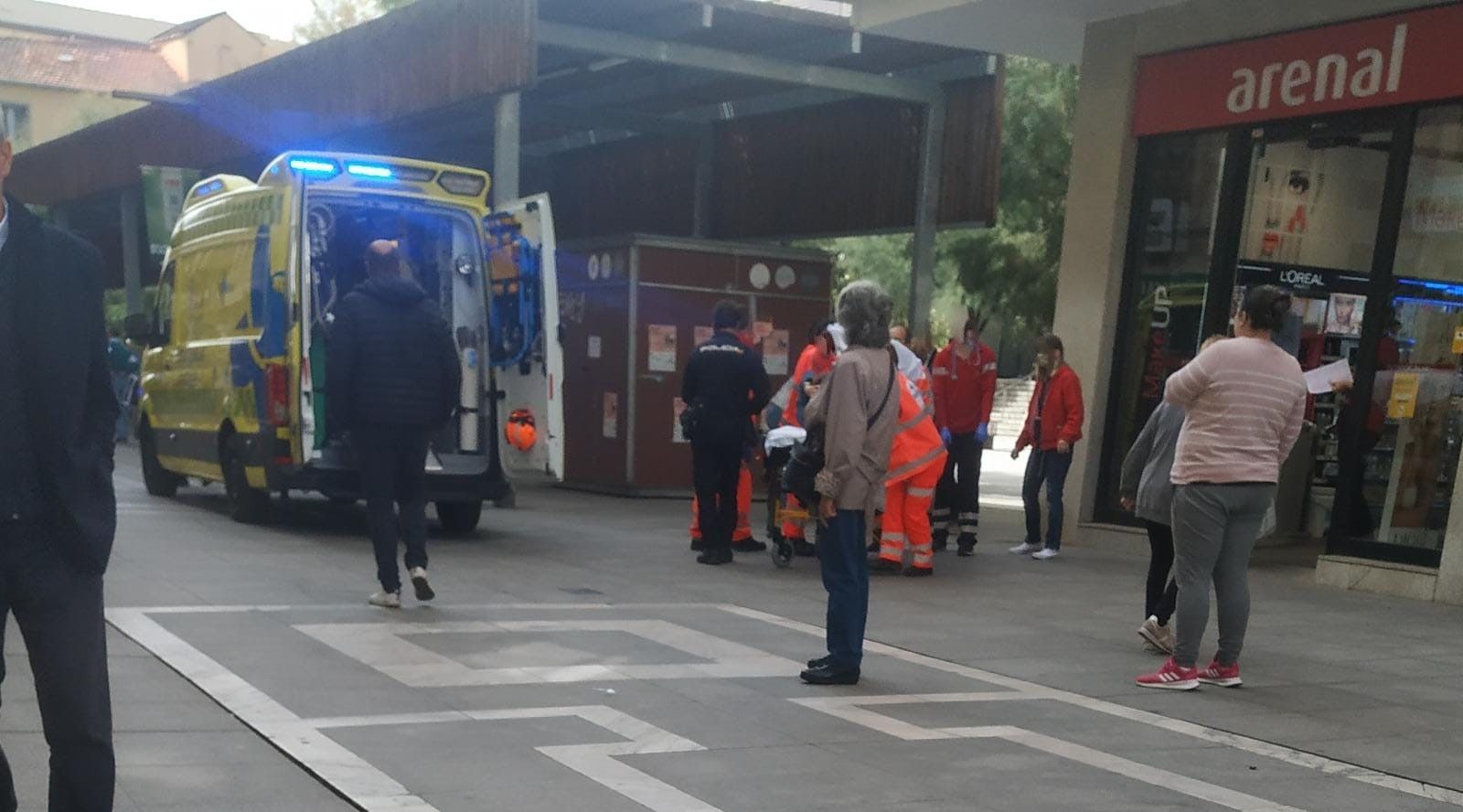 Imagen de la ambulancia en la zona
