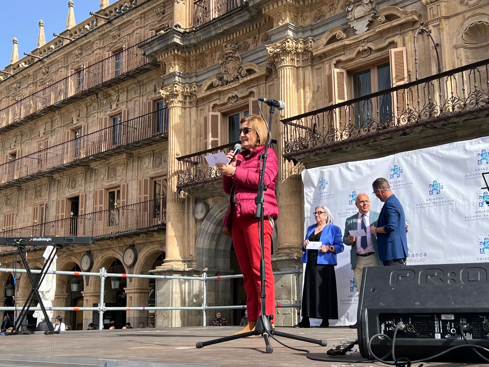 Acto de sensibilización en la Plaza Mayor de Salamanca con motivo del Día Mundial de Concienciación sobre el Autismo