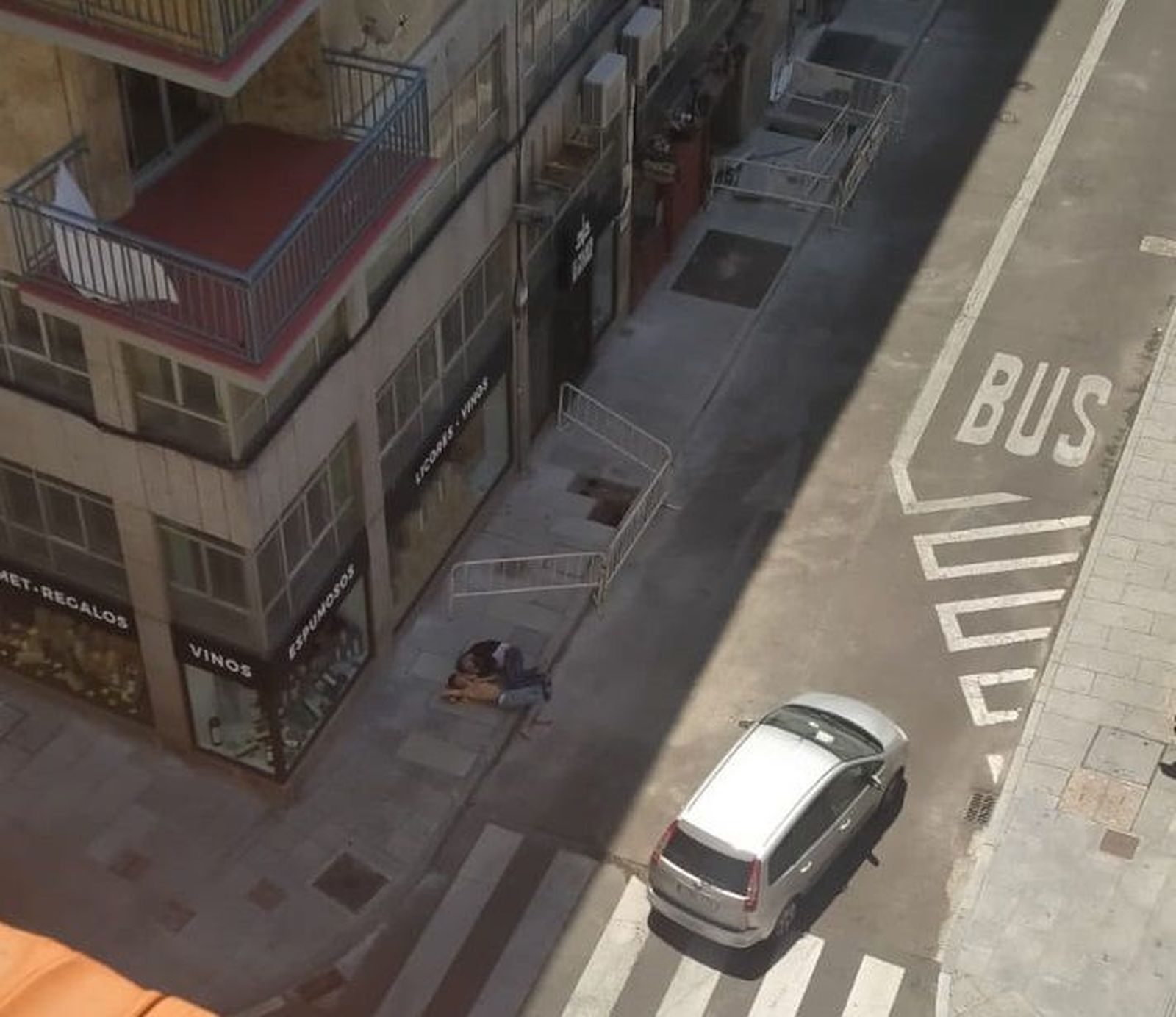 La Policía Local despierta a dos personas dormidas en la calle Correhuela. | FOTOS Y VÍDEO: CEDIDOS POR DAVID GALLEGO