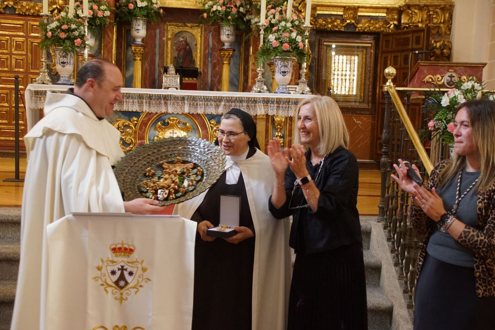 Alba nombra hijo adoptivo al prior Miguel Angel González  (20).jpeg