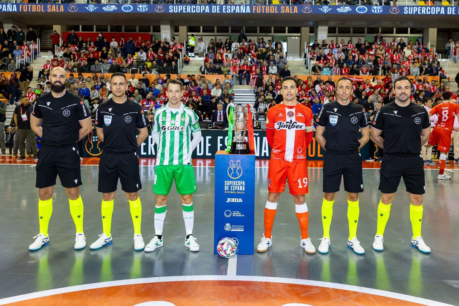 Antonio Navarro (primero por la izquierda) en la foto previa a la Final de la Supercopa de España de Fútbol Sala | Foto: Comité Guipuzcoano de Árbitros Antonio Navarro (primero por la izquierda) en la foto previa a la Final de la Supercopa de España de Fútbol Sala | Foto: Comité Guipuzcoano de Árbitros