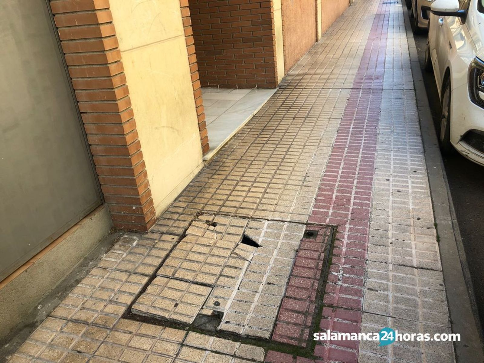 FOTODENUNCIA | Vecinos de la calle Alegría advierten de una arqueta que puede provocar caídas en una zona de personas mayores