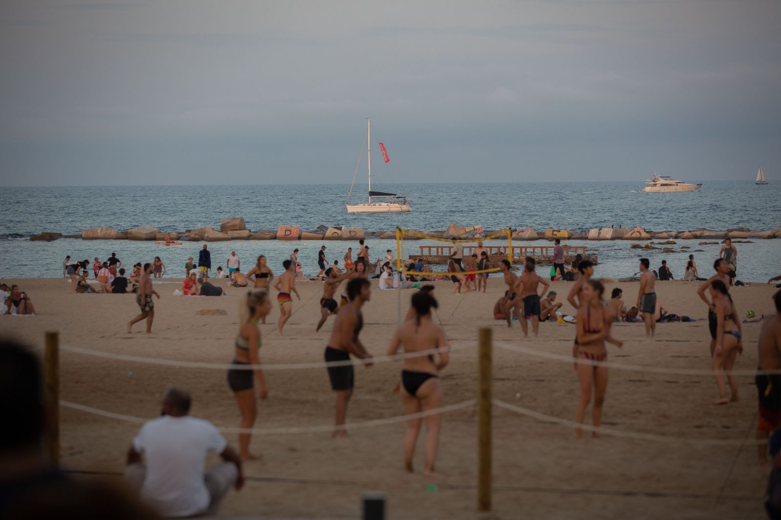 Bañistas en la playa en Barcelona, Catalunya (España)