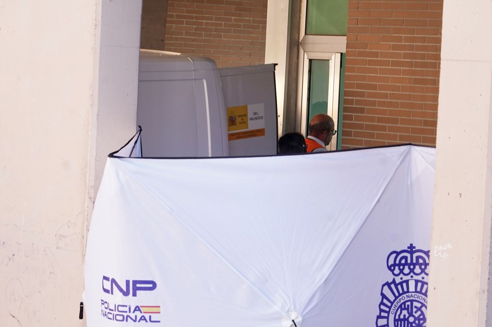 Miriam Chacón ICAL . Localizan el cuerpo sin vida de una mujer, con signos de violencia, durante la extinción de un incendio en una vivienda en Valladolid 