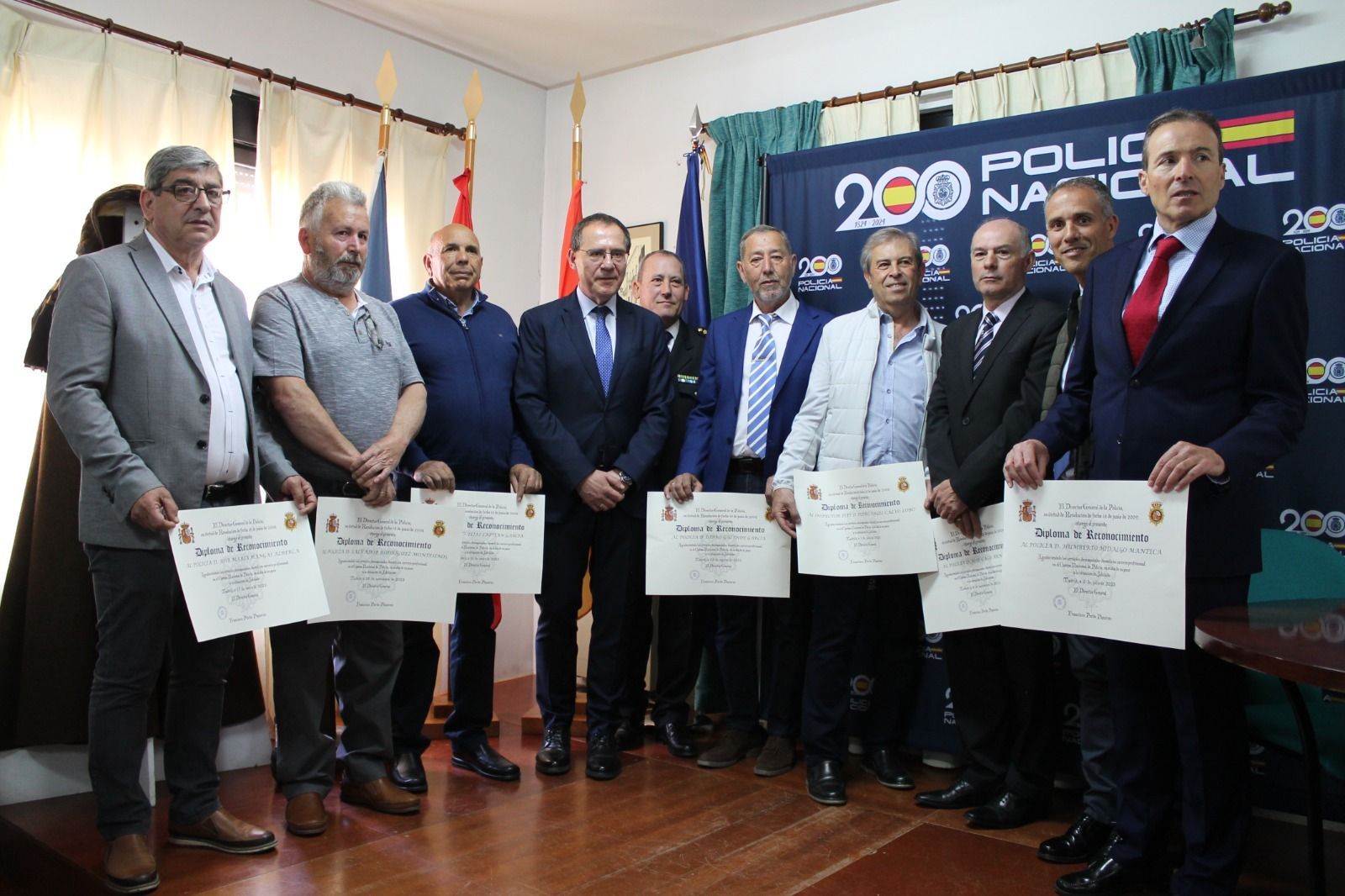Toda una vida dedicada a los demás homenaje a ocho policías nacionales que ‘cuelgan’ la placa en Alcañices