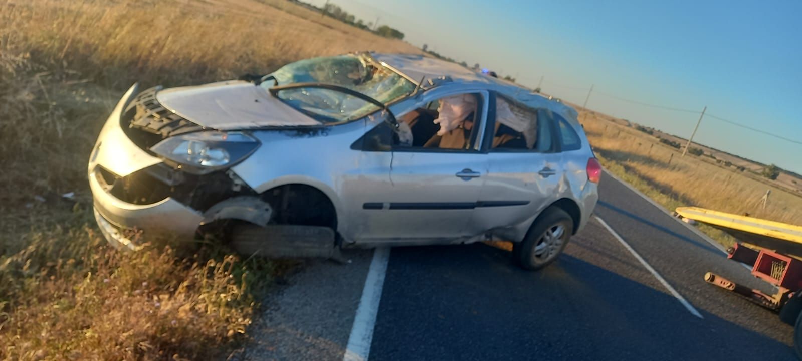 Tres heridos tras volcar un turismo en la SA-201