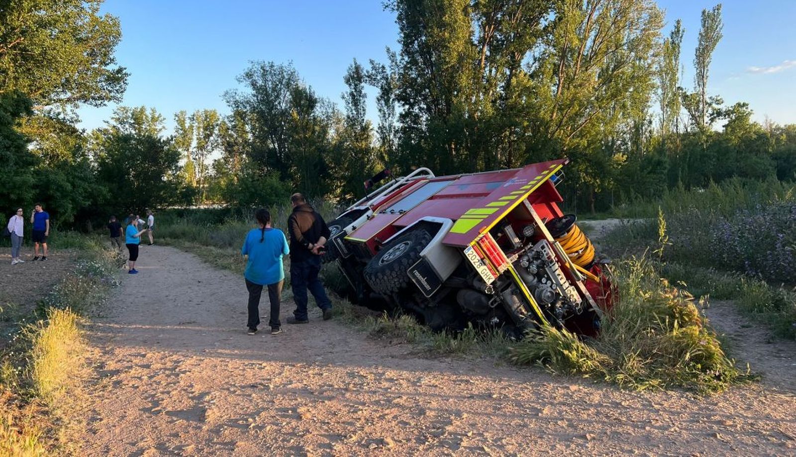 Un camión de bomberos de la Diputación de Salamanca cae a una zanja en un camino de Cabrerizos 
