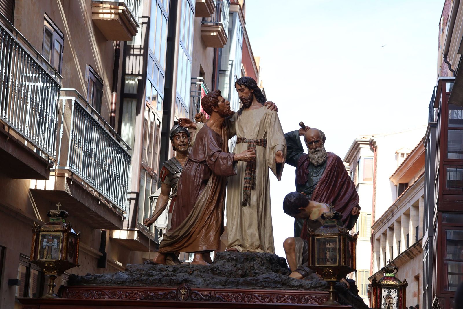 La Exaltación de la Cruz procesiona por las calles de Zamora rumbo a la carpa de San Bernabé