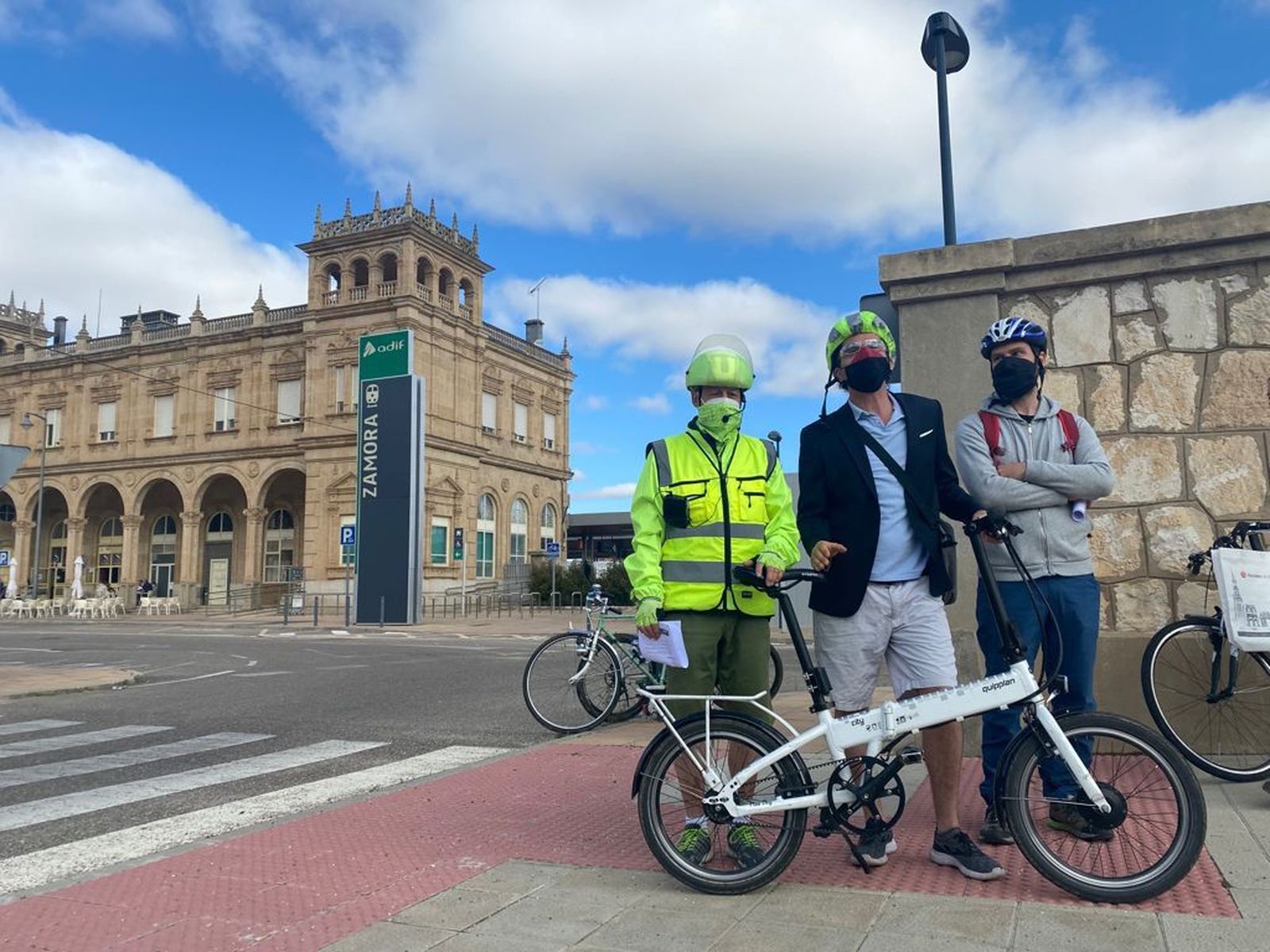 Más trenes y ventajas para bicicletas, el llamamiento a Renfe y Adif para pedalear hacia un turismo más sostenible