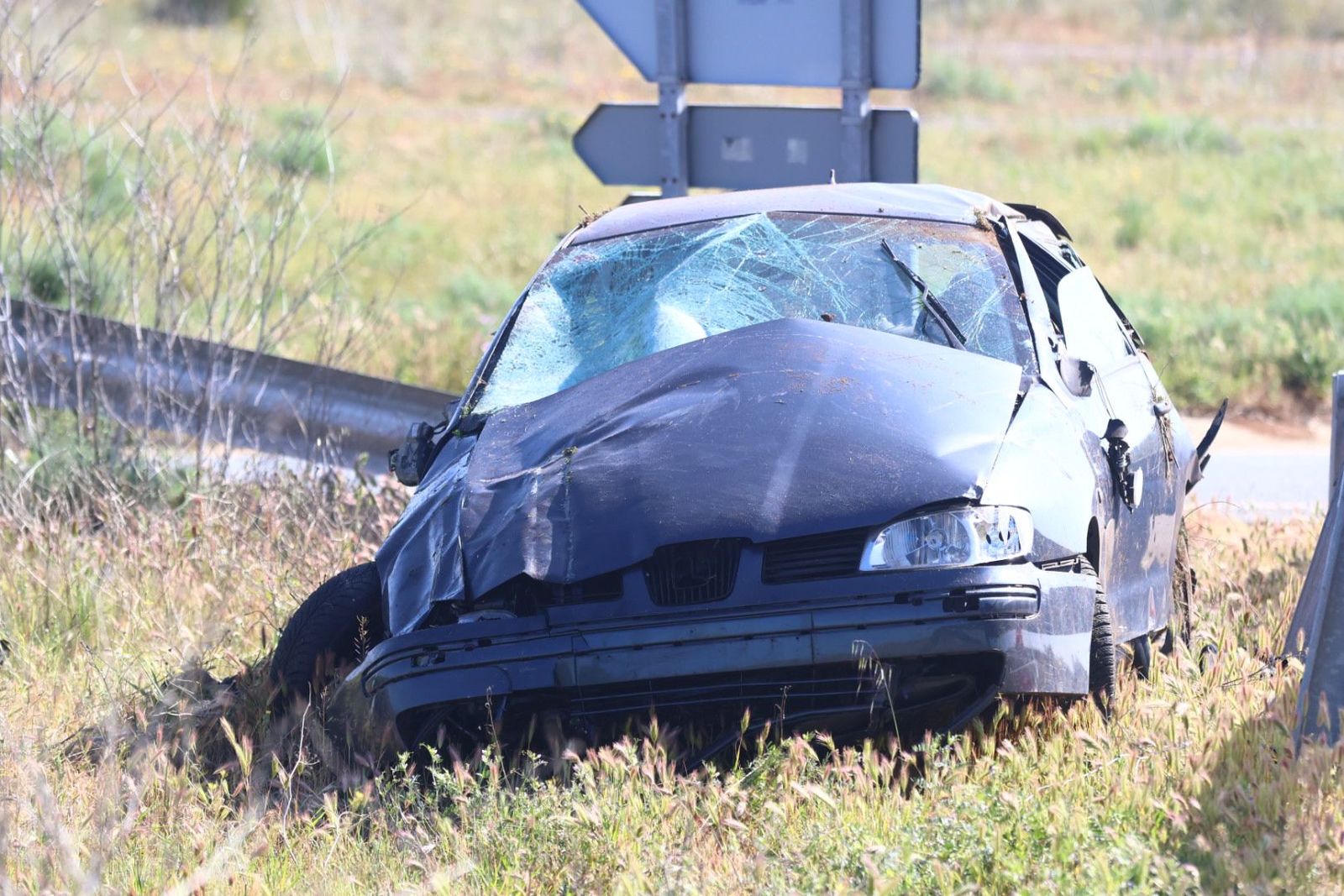 Coche siniestrado en la rotonda de MercaSalamanca