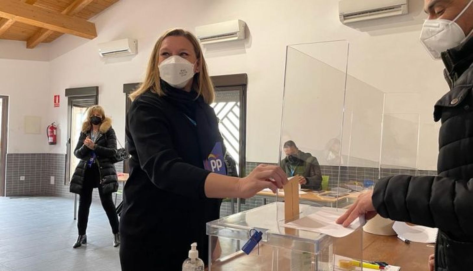 Isabel Blanco vota en Mofarracinos