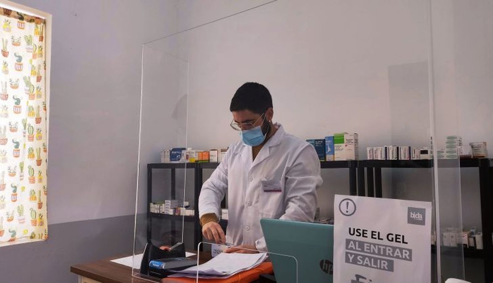 El farmacéutico Miguel de Pando en el Botiquín de Alamedilla