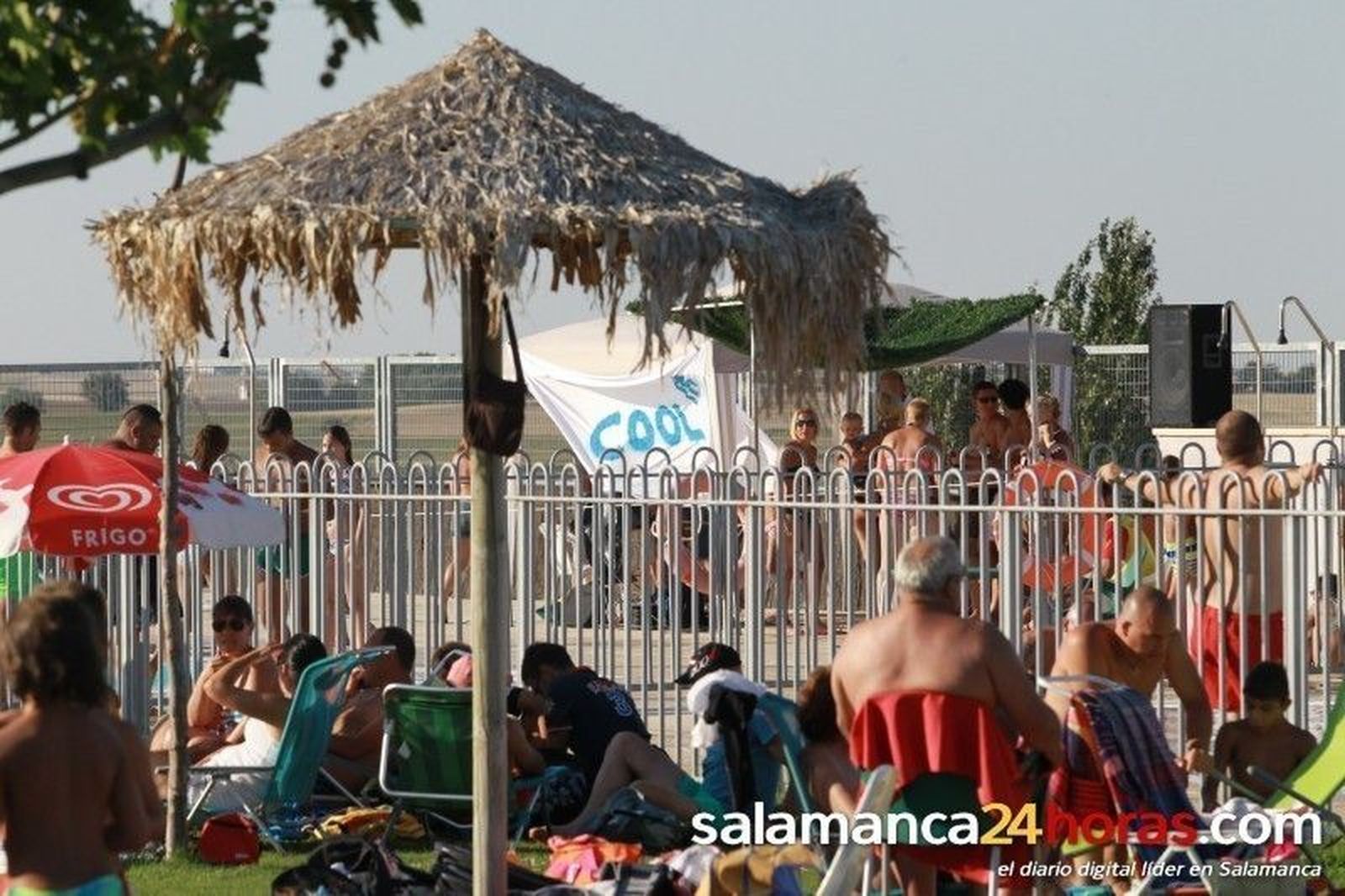 Fiesta ibizenca en la piscina de Villamayor