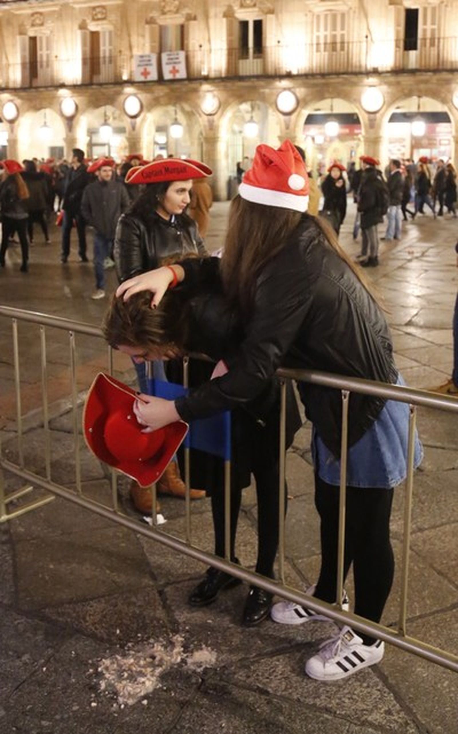Nochevieja Universitaria 2016, en la que una mujer vomita.  ICAL