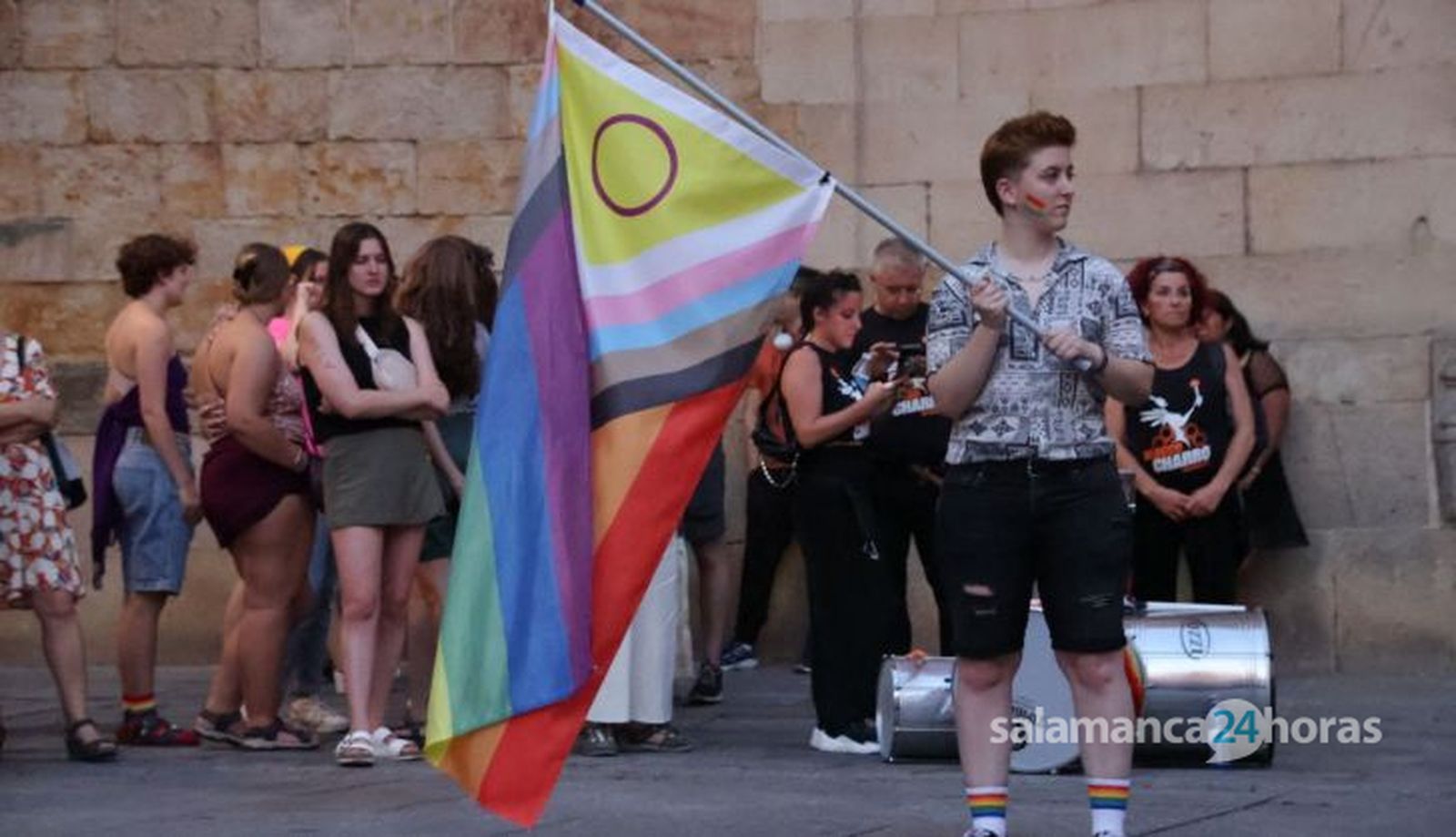 Iluminación de la fachada de la Universidad con la bandera LGTB