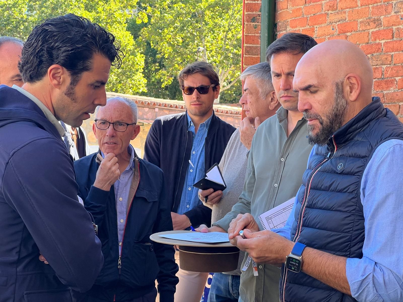 ambiente-durante-el-sorteo-de-los-toros-del-vellosino-en-la-glorieta-domingo-15-de-septiembre-de-2024-fotos-s24h-38