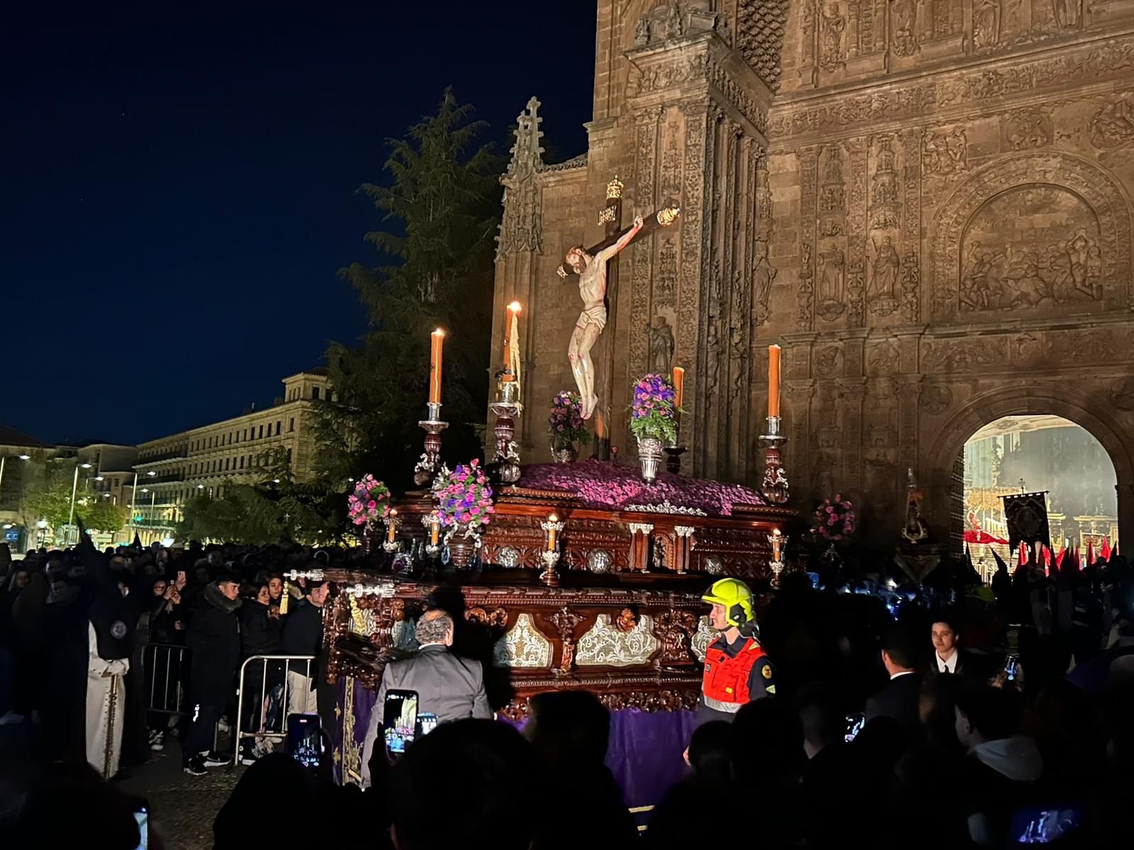 procesion-de-la-hermandad-dominicana-en-la-madrugada-del-viernes-santo-16