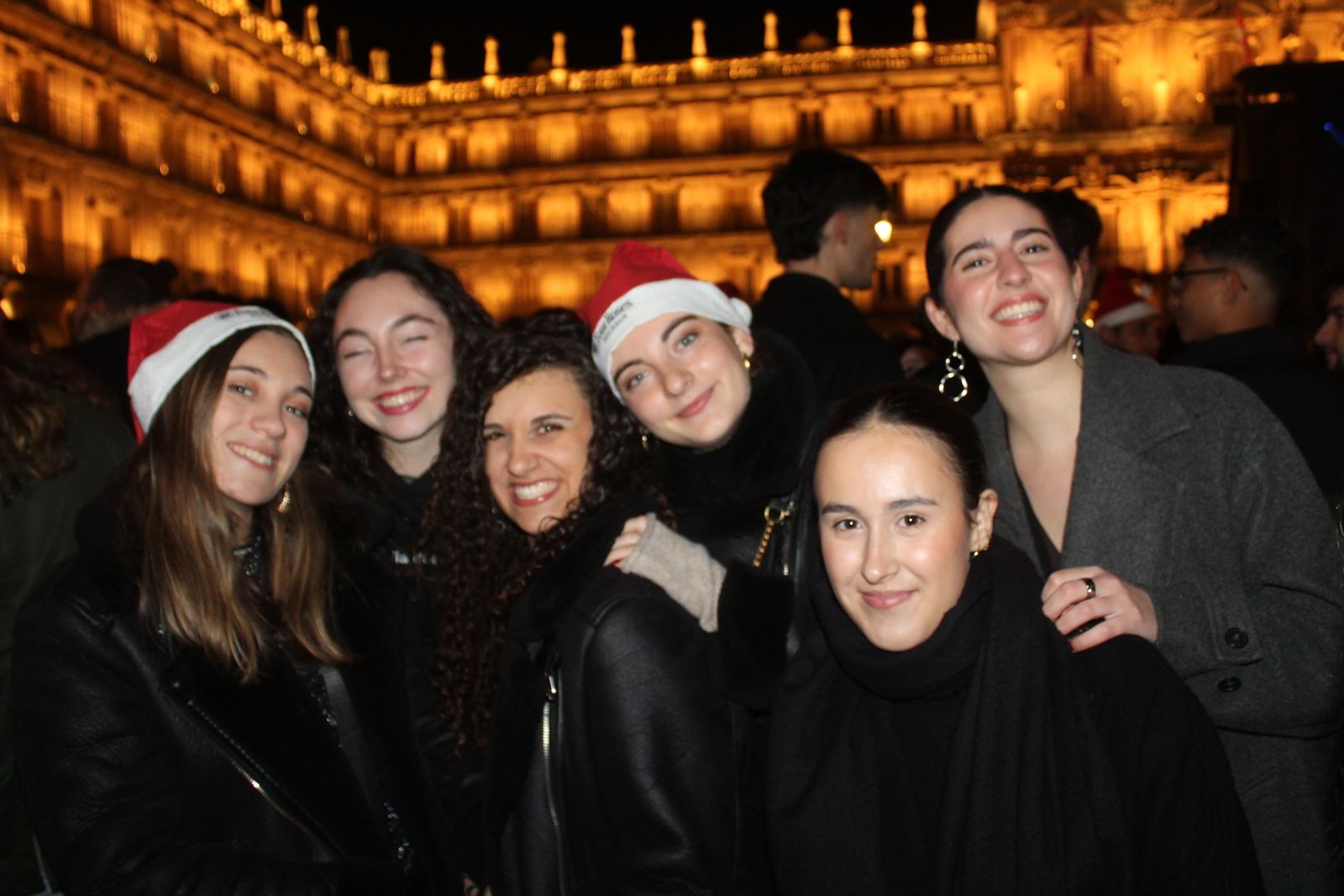 Miles de personas disfrutan de las campanadas y la fiesta del Fin de Año Universitario