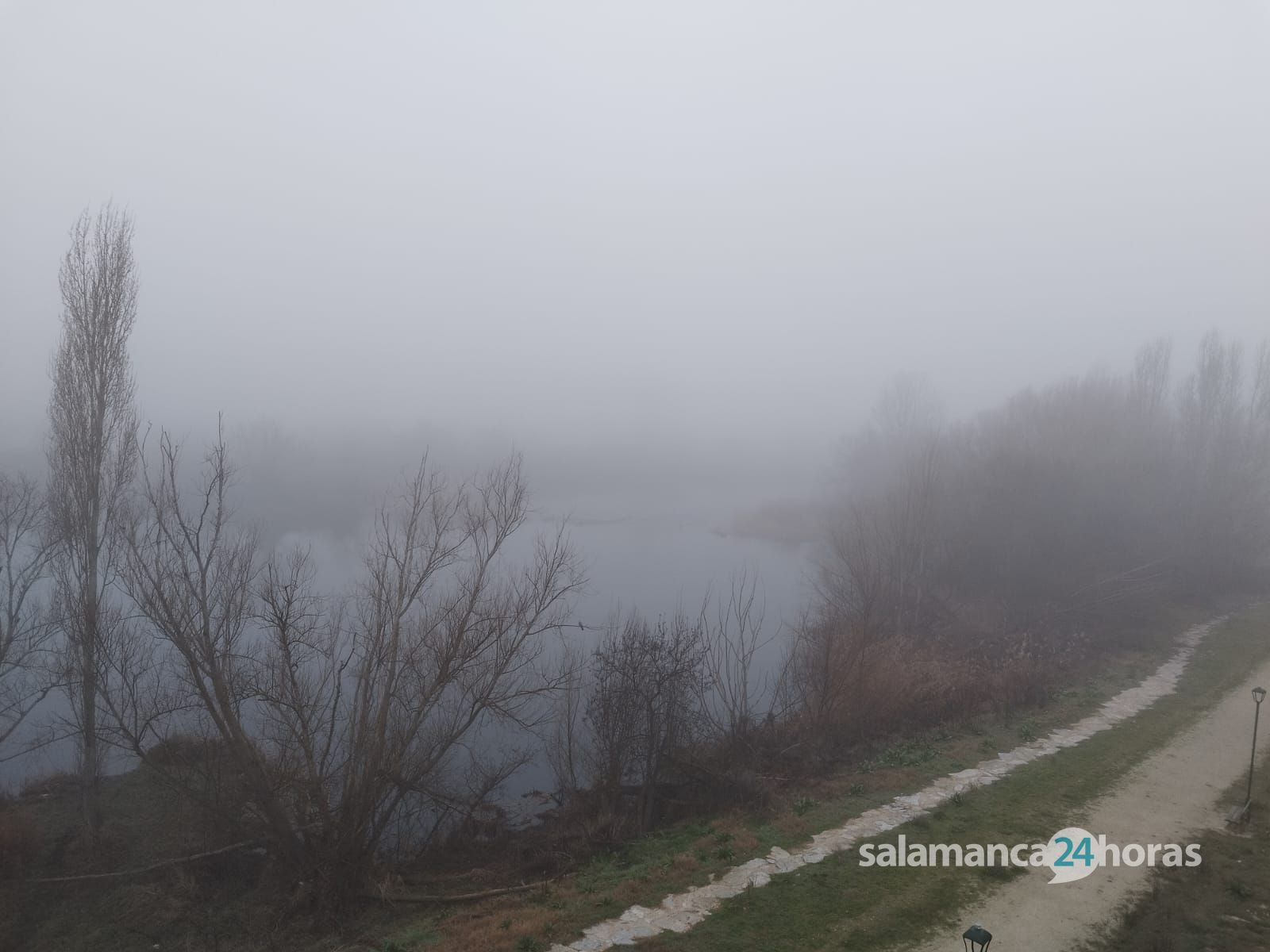 Niebla en el río Tormes en la mañana de este lunes, 17 de febrero. S24H. Niebla en el río Tormes en la mañana de este lunes, 17 de febrero. S24H.