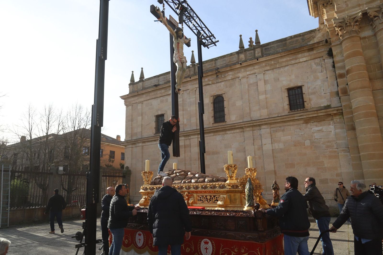 GALERÍA | Colocación del Cristo de las Injurias en su mesa procesional