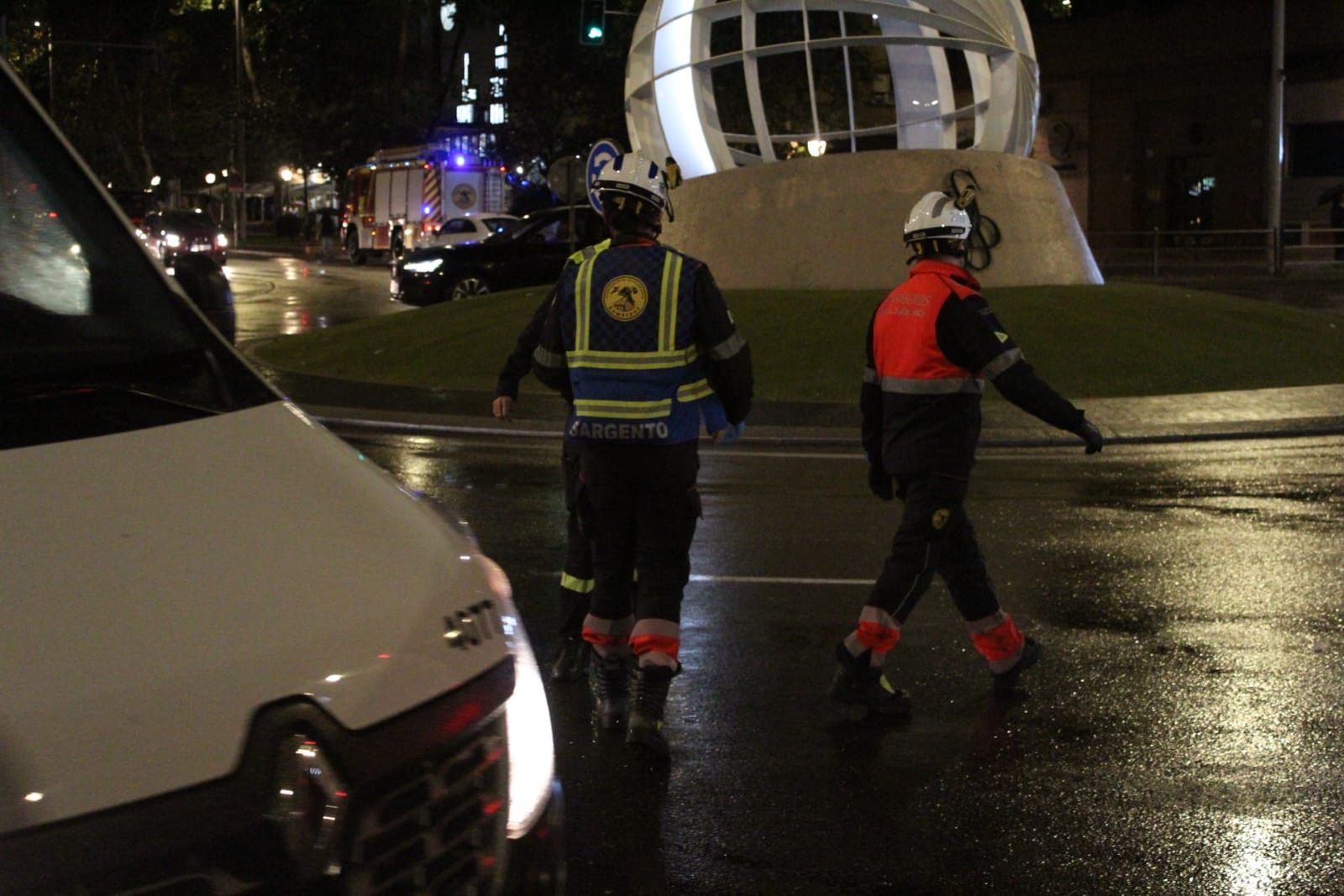 Movilización de Bomberos y Policía Local por una accidente en la glorieta en homenaje a la UDS