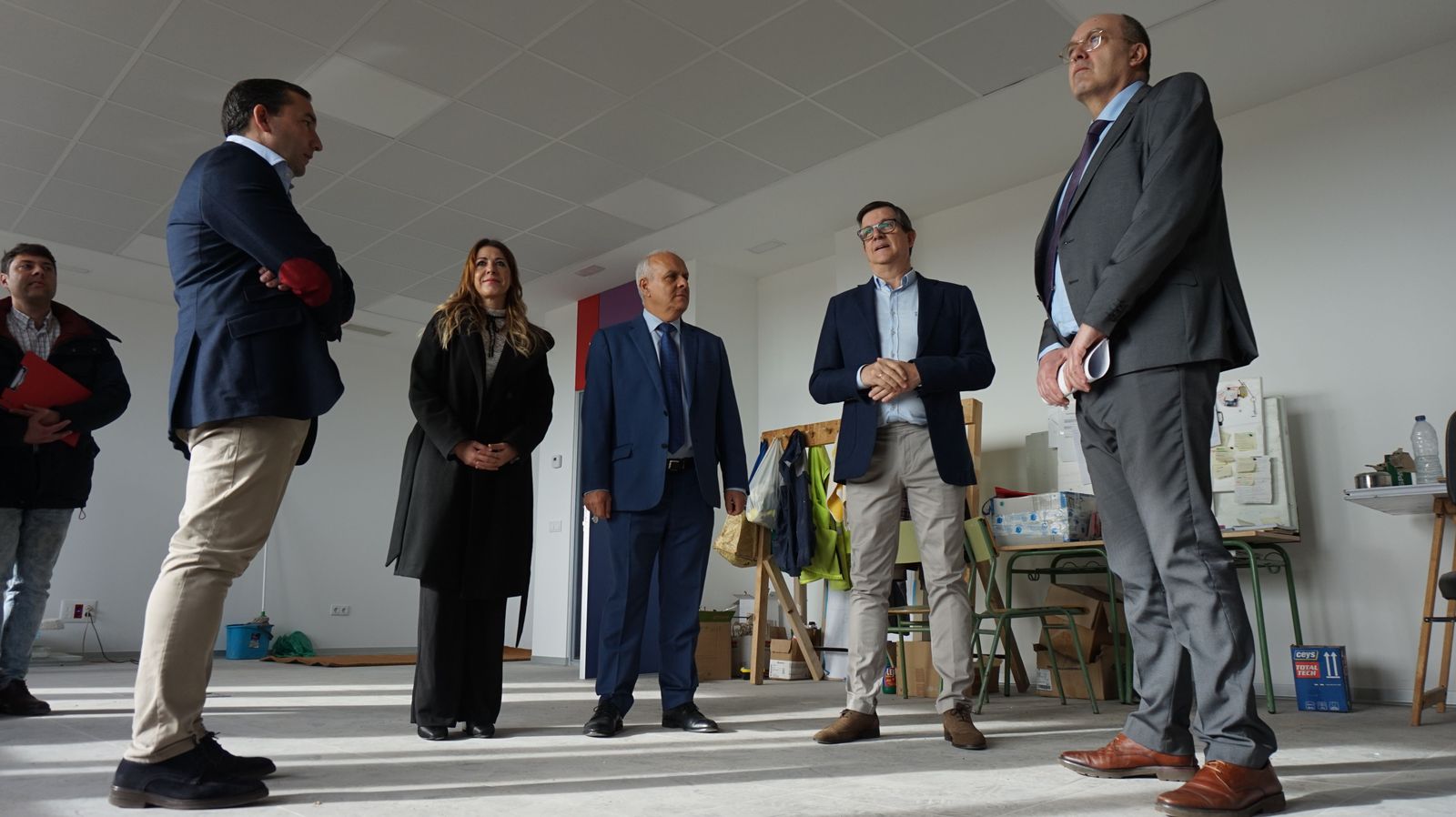 el-director-general-de-centros-e-infraestructuras-jose-migel-saez-visita-la-ultima-fase-al-ceip-maria-moliner-de-castellanos-de-moriscos-16