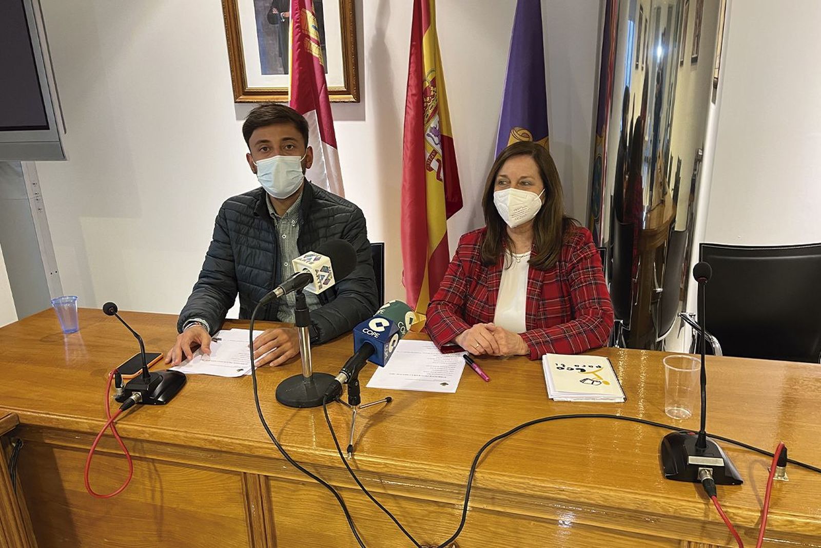 El concejal de Festejos, Francisco Diaz, y la alcaldesa, Carmen Ávila, han presentado el programa de Carnaval 2022