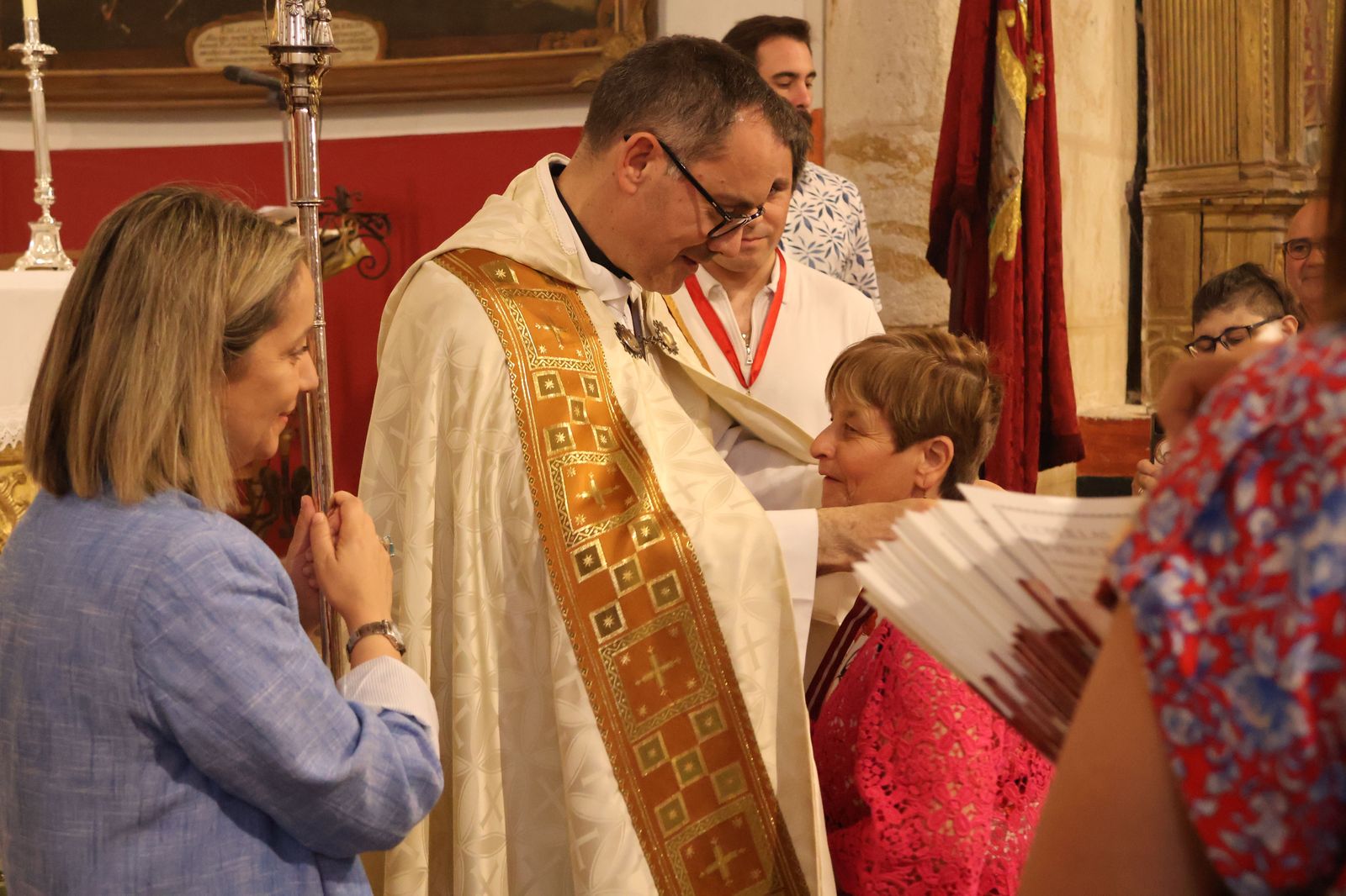 entrada-de-nuevos-hermanos-de-la-cofradia-de-la-concha-13