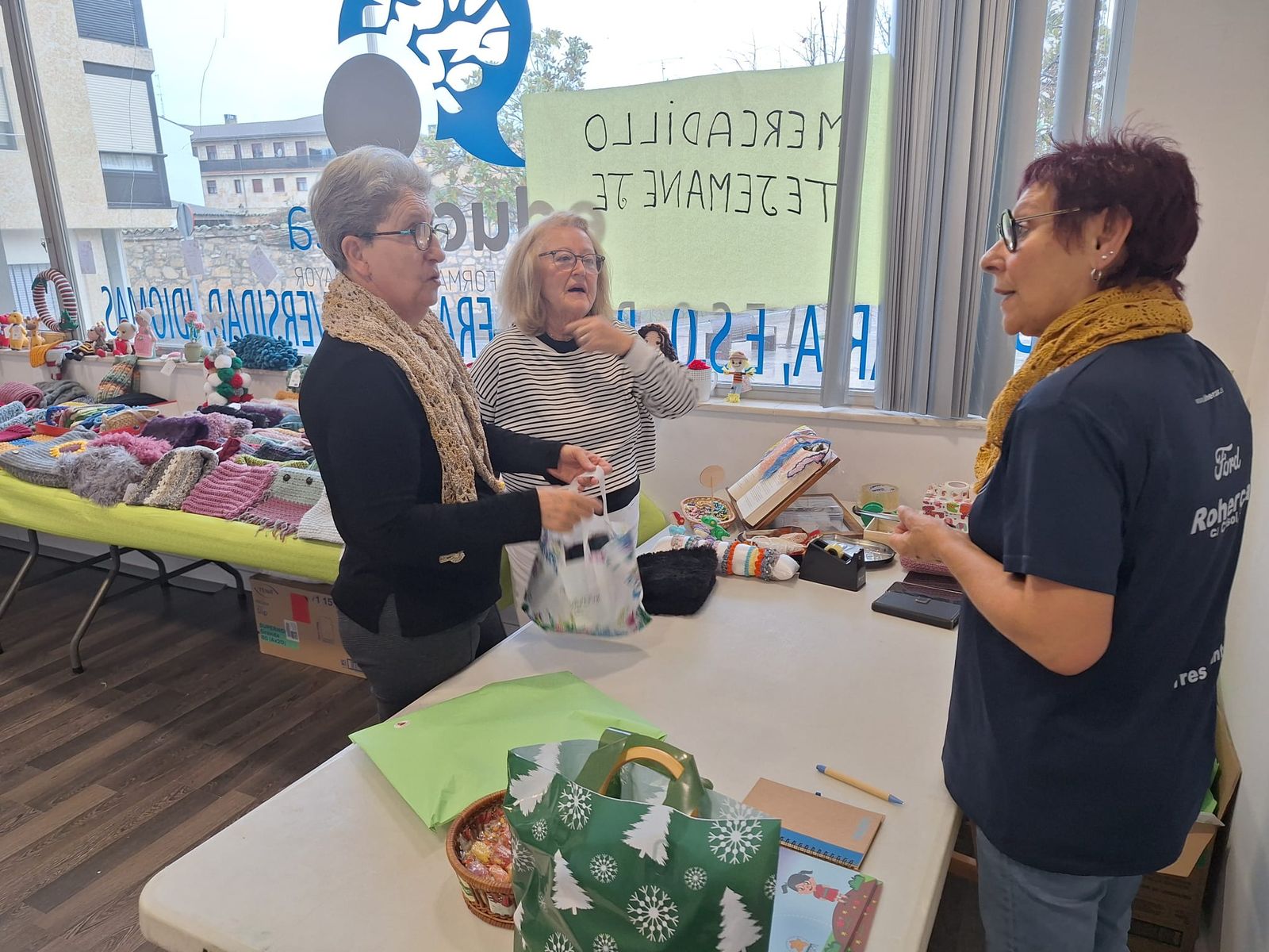 Mercadillo solidario Tejemaneje en Villamayor 2025 (6).jpeg