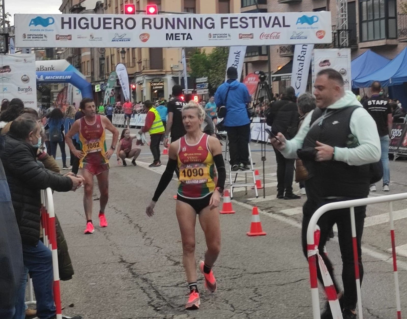 Elena Calvete entra en la meta en Aranda de Duero