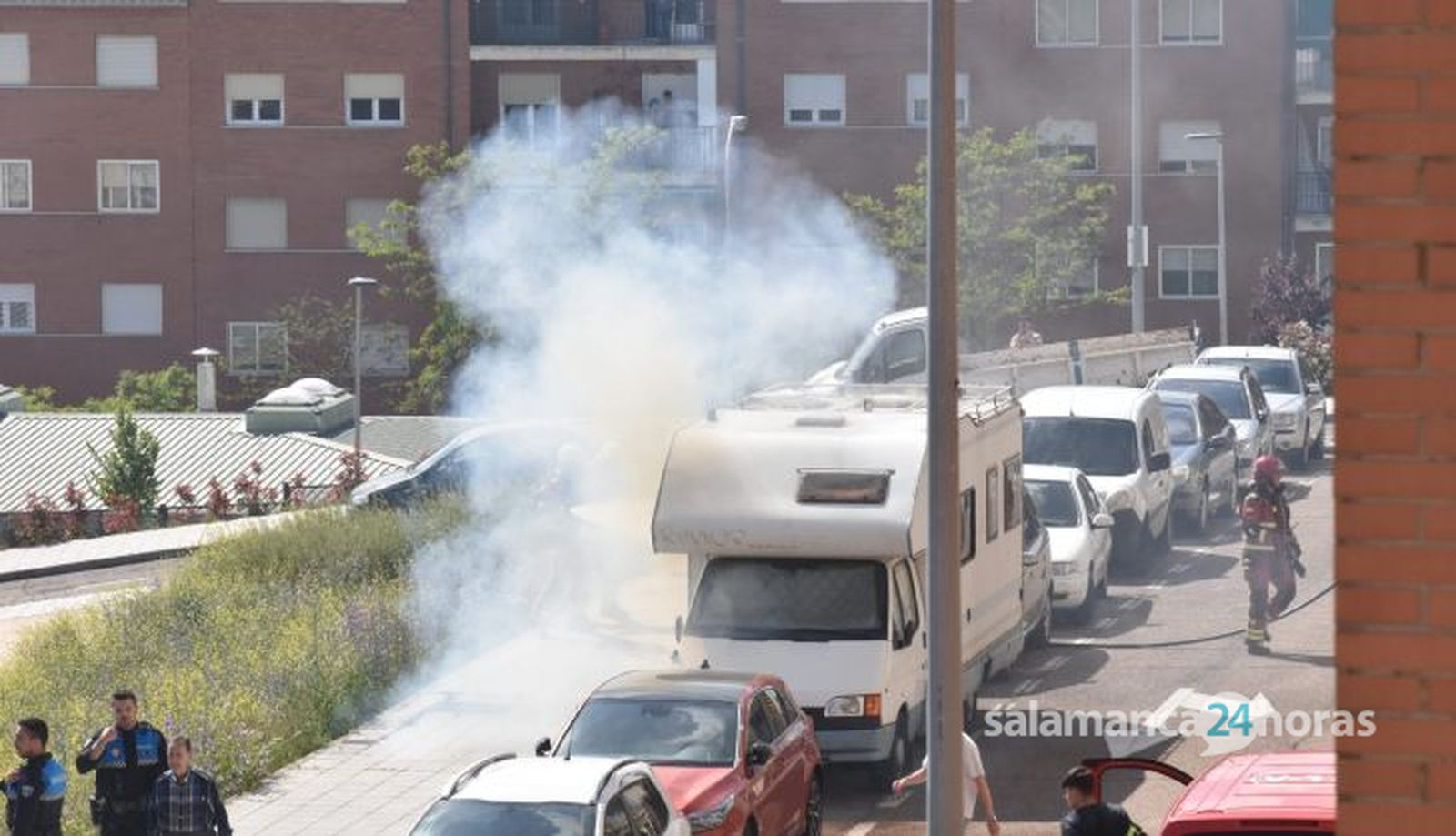 Una caravana se incendia en la calle Escribanos. Foto Jose Luis Cotobal (6)