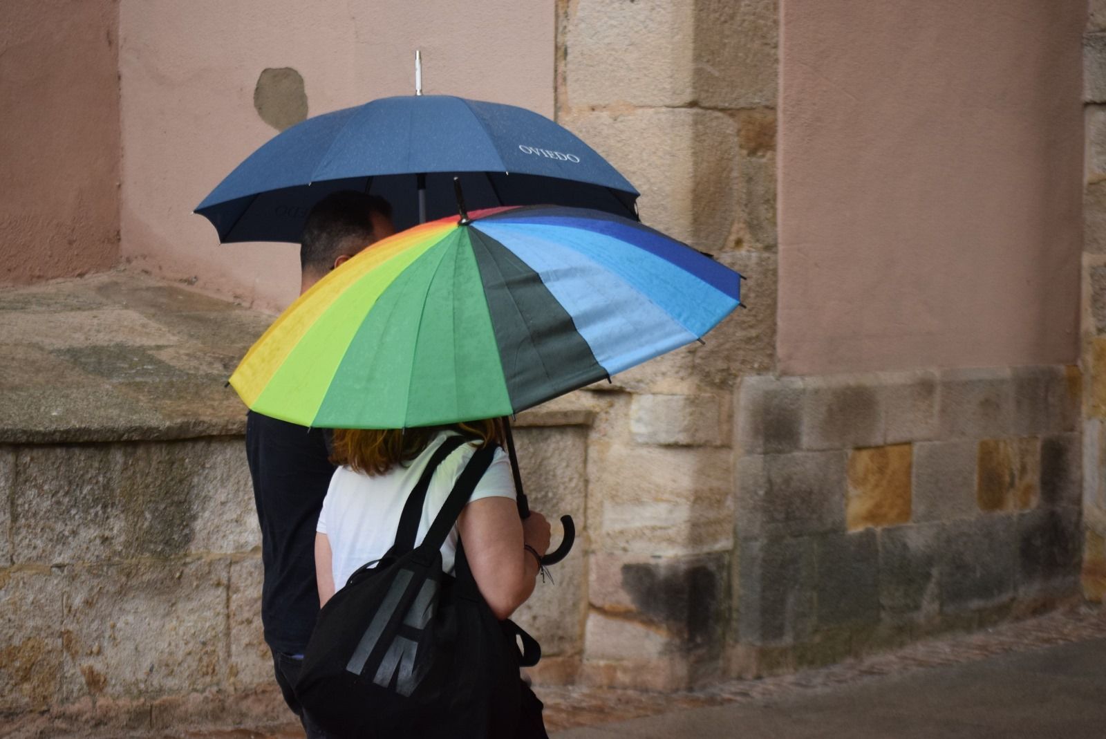 Dos personas pasean por Zamora con sus paraguas.